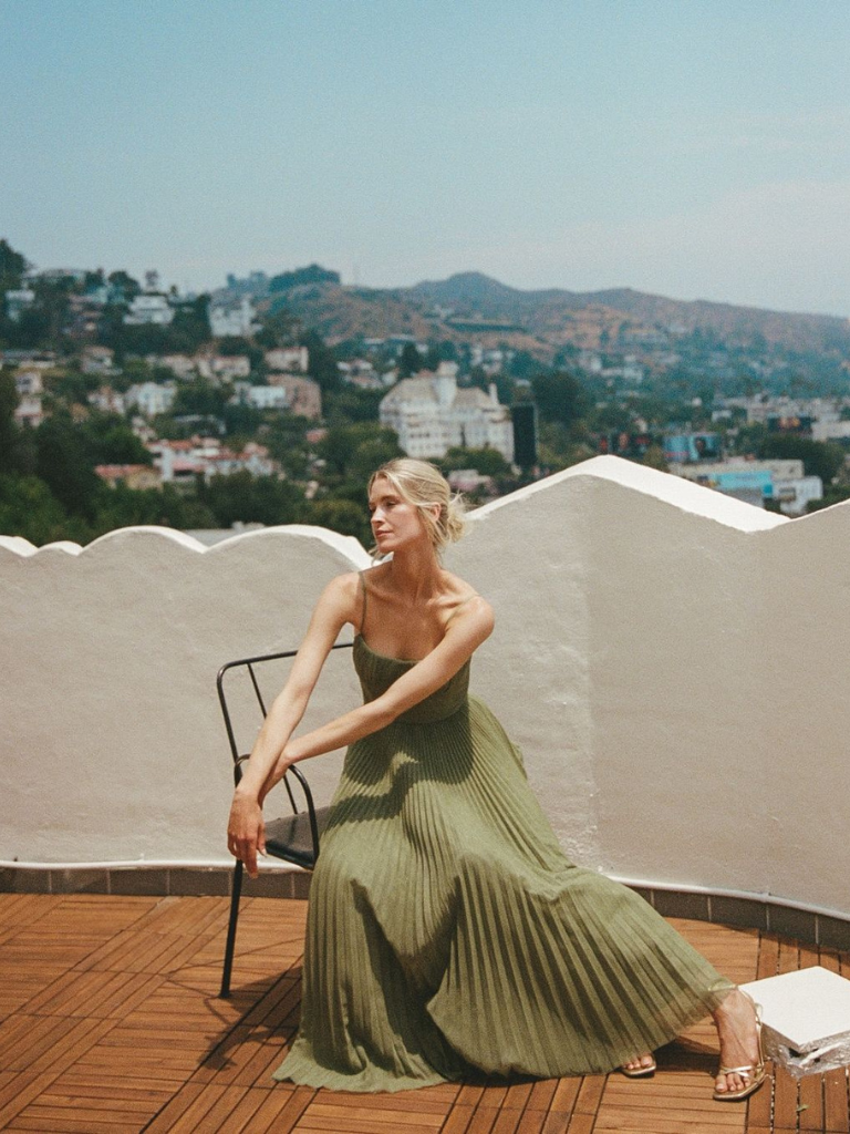 Zoe - Elegant Open-Back Sleeveless Evening Dress